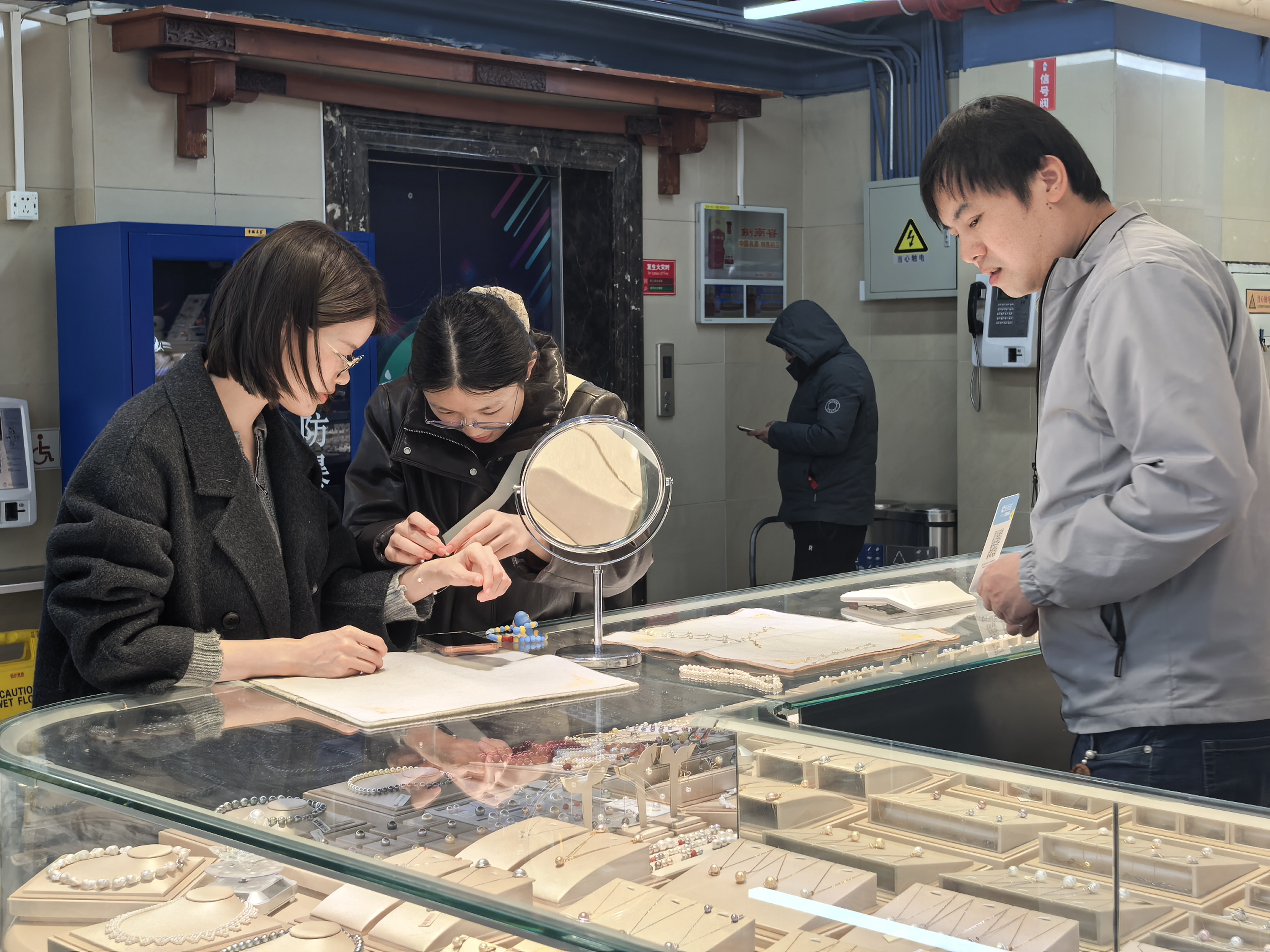 新春走基层|一颗珍珠连中外 北京红桥市场新春复工启新程(图5) 新春走基层|一颗珍珠连中外 北京红桥市场新春复工启新程(图5)