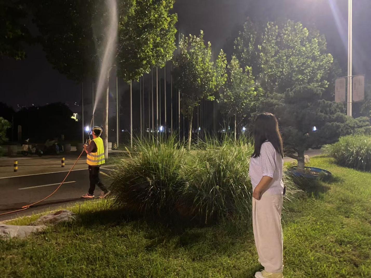 淄博张店区：“夜行园林人”在市民午夜正酣时悄然出动