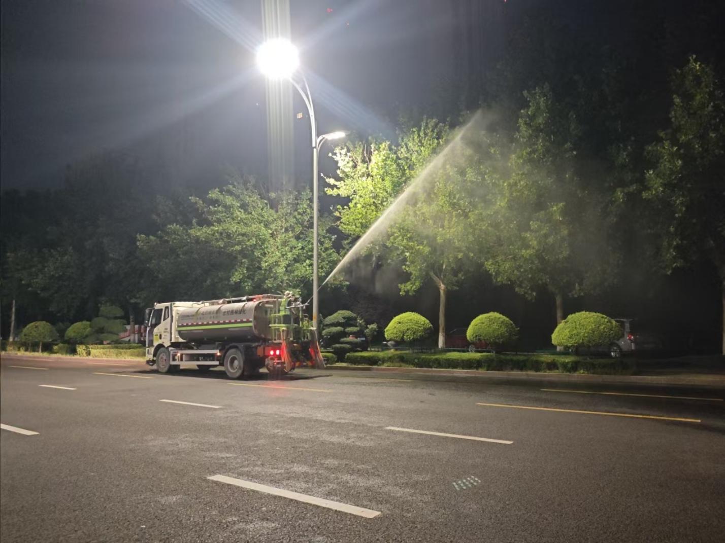 淄博张店区：“夜行园林人”在市民午夜正酣时悄然出动(图4)